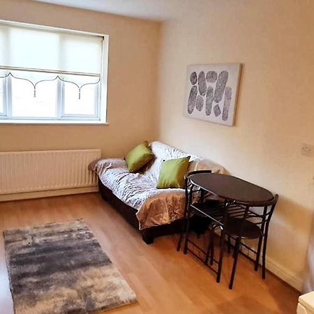 Pinfold Court Apartments Knowsley Luaran gambar