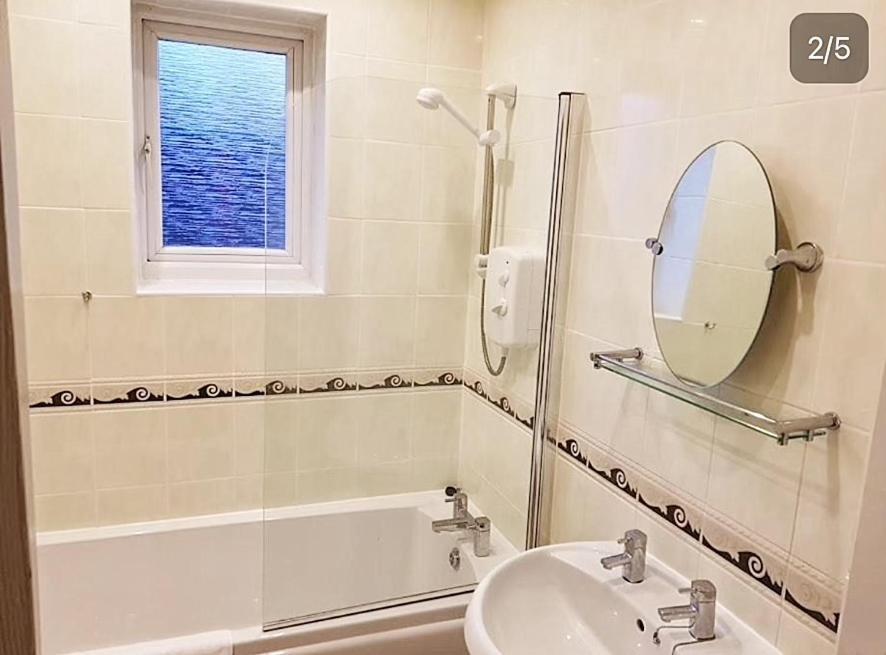 Pinfold Court Apartments Knowsley Luaran gambar