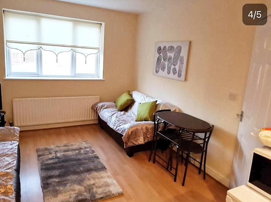 Pinfold Court Apartments Knowsley Luaran gambar