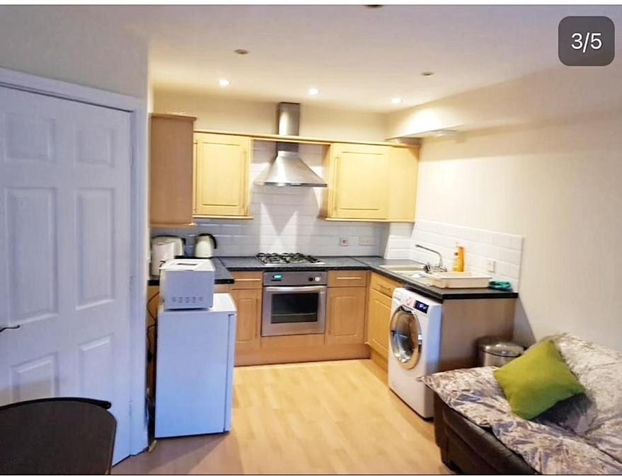 Pinfold Court Apartments Knowsley Luaran gambar