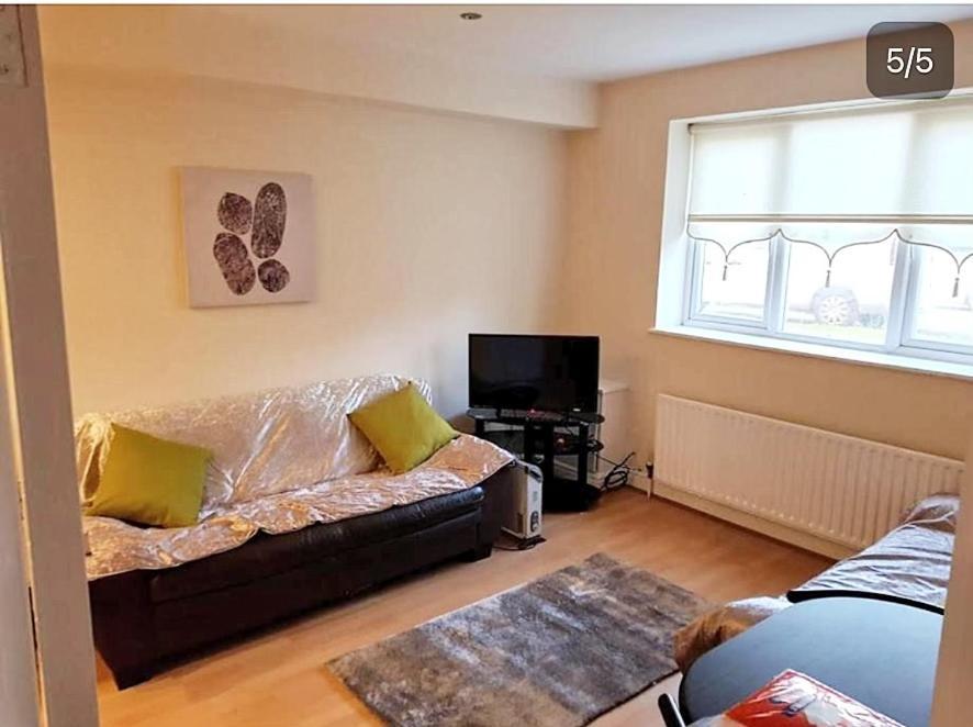 Pinfold Court Apartments Knowsley Luaran gambar